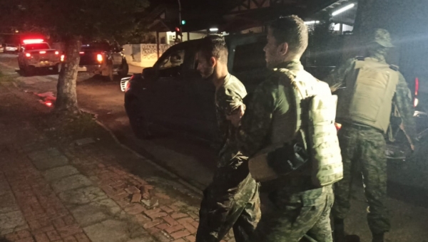  Homem com farda do Exército é preso após confessar ter roubado caminhonete no Rosa Linda 